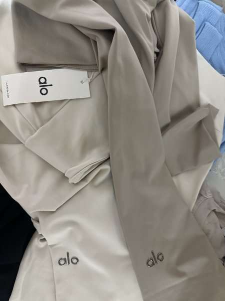 تايتس الو يوجا لايكرا