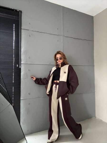 بدلة اديداس باللون البيج والبني