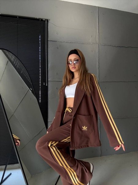 بدلة اديداس بليزر وبنطلون باللون البني