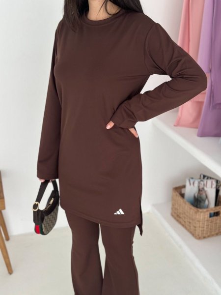 بدلة adidas طويلة مع حجاب باللون الكحلي