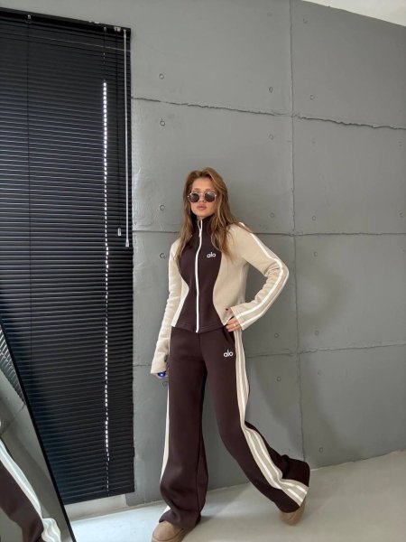 بدلة alo yoga بالبني والبيج