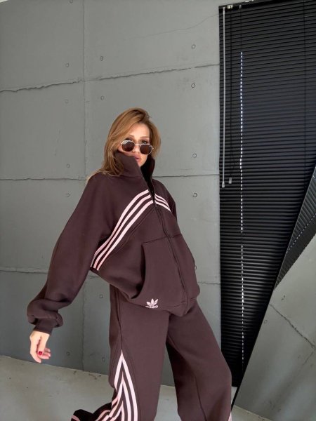 بدلة اديداس باللون البوردو