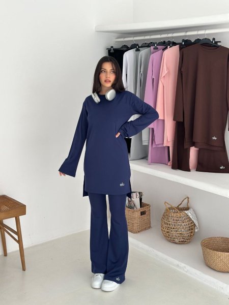 بدلة alo yoga طويلة مع حجاب باللون الرمادي الفاتح