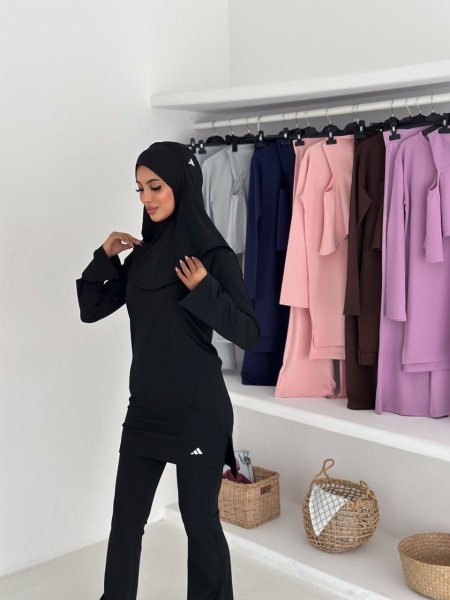 بدلة adidas طويلة مع حجاب باللون الكحلي