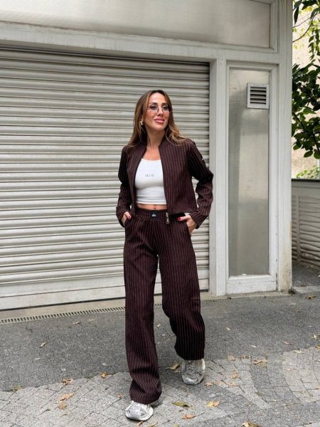 بدلة alo yoga ثقيلة باللون البني