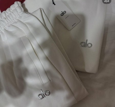 بدلة alo yoga باللون الابيض