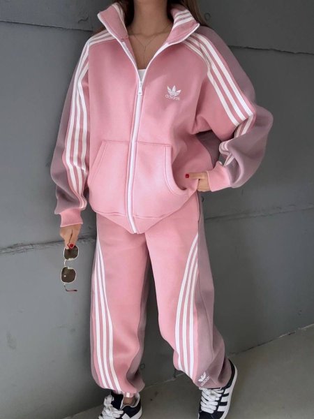 بدلة اديداس باللون الزهر