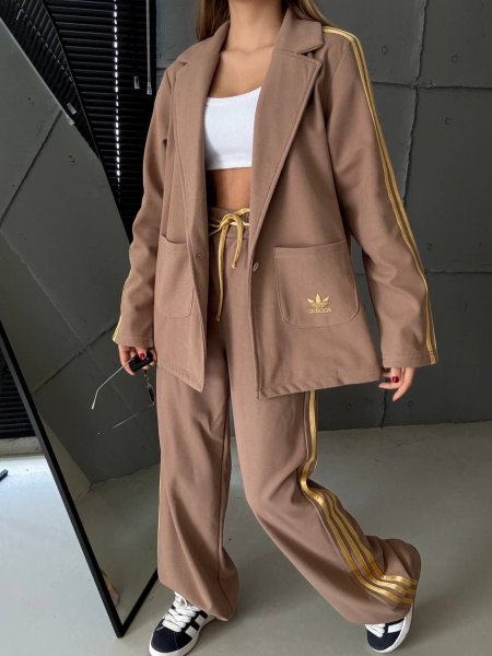 بدلة اديداس بليزر وبنطلون باللون البيج