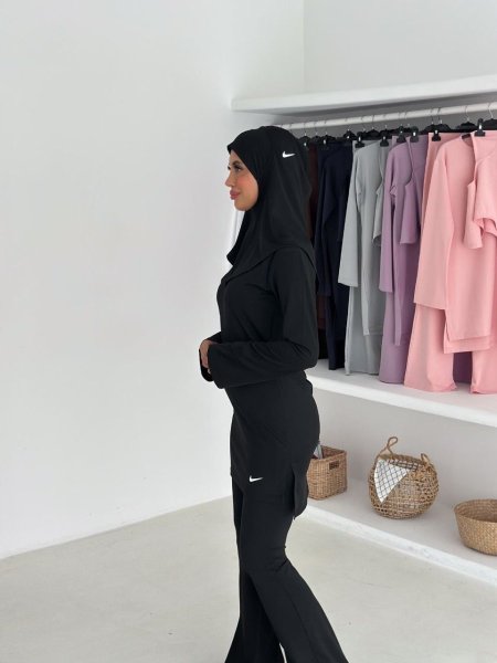 بدلة nike طويلة مع حجاب باللون الاسود