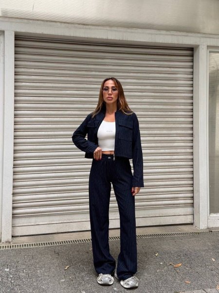 بدلة alo yoga باللون الكحلي